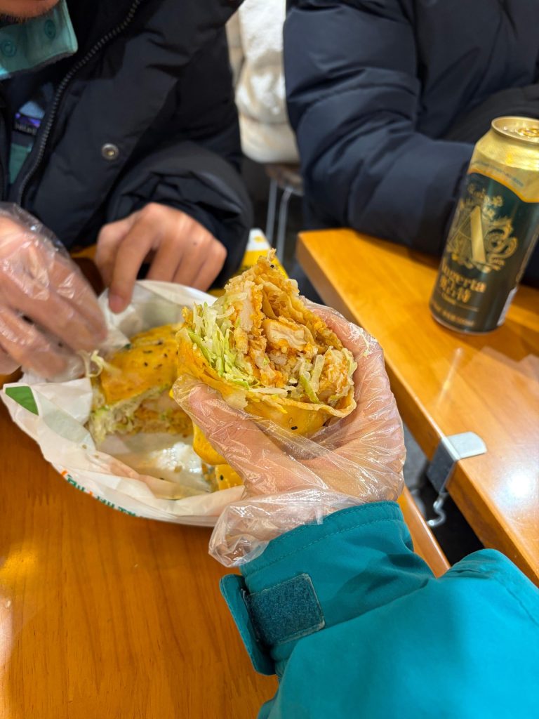 연태 완다몰 안쪽 우육쌀국수집에서 지엔빙 먹기