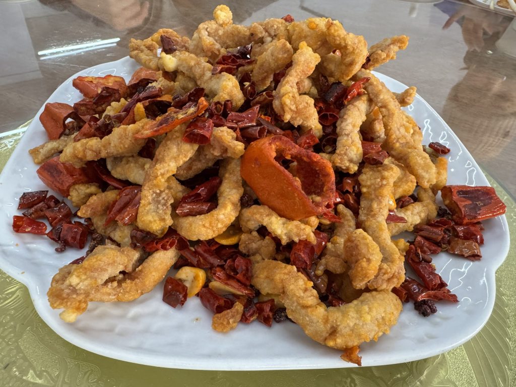 베이차이관에서 이름 모를 고추 튀김 요리