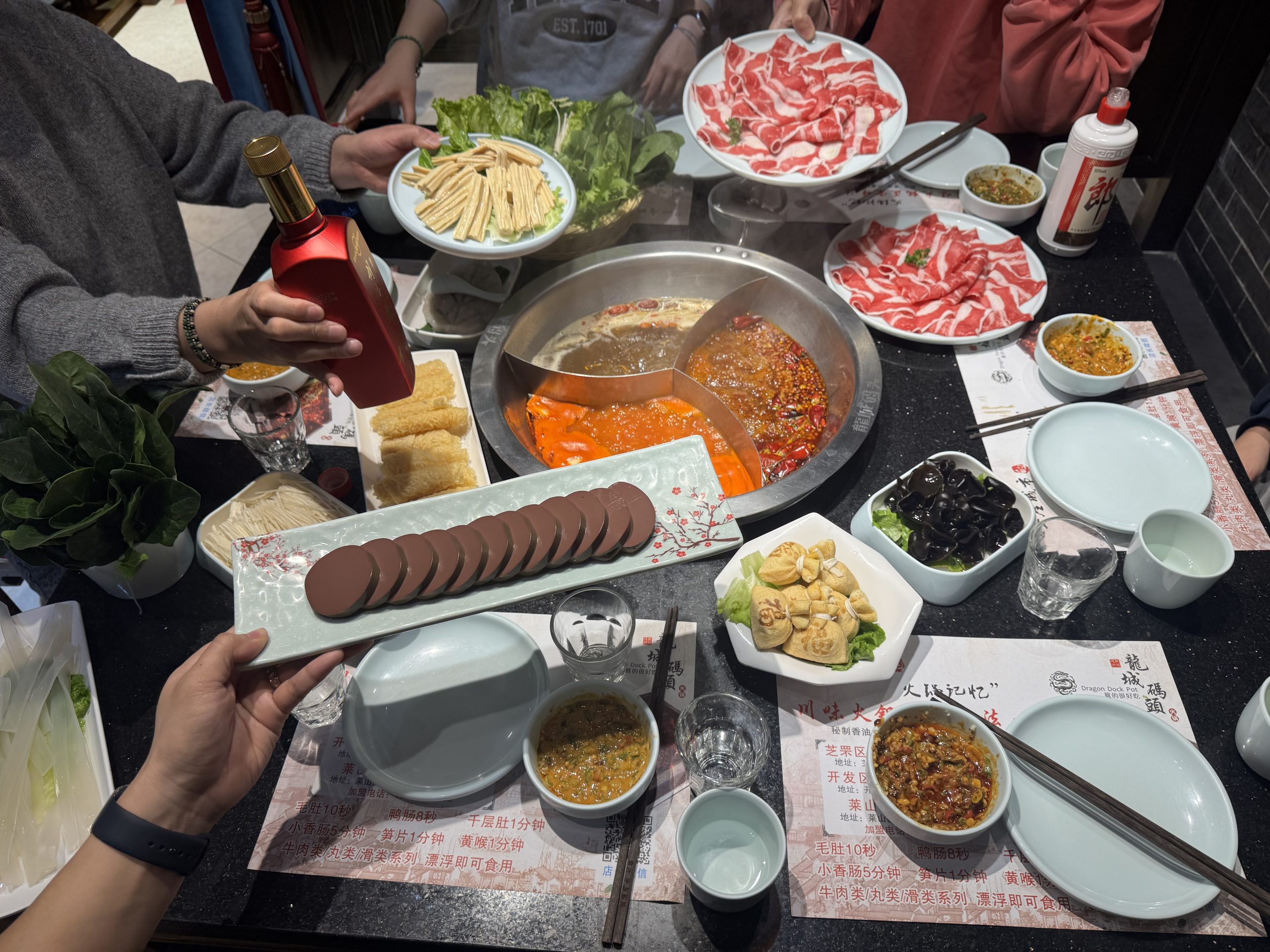 룽청마터우의 훠궈 파티