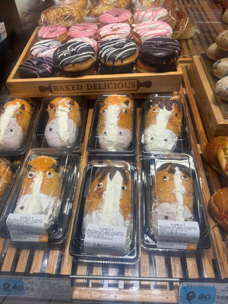 따륜파 마트에서 발견한 2026년 기념 말대가리 케이크