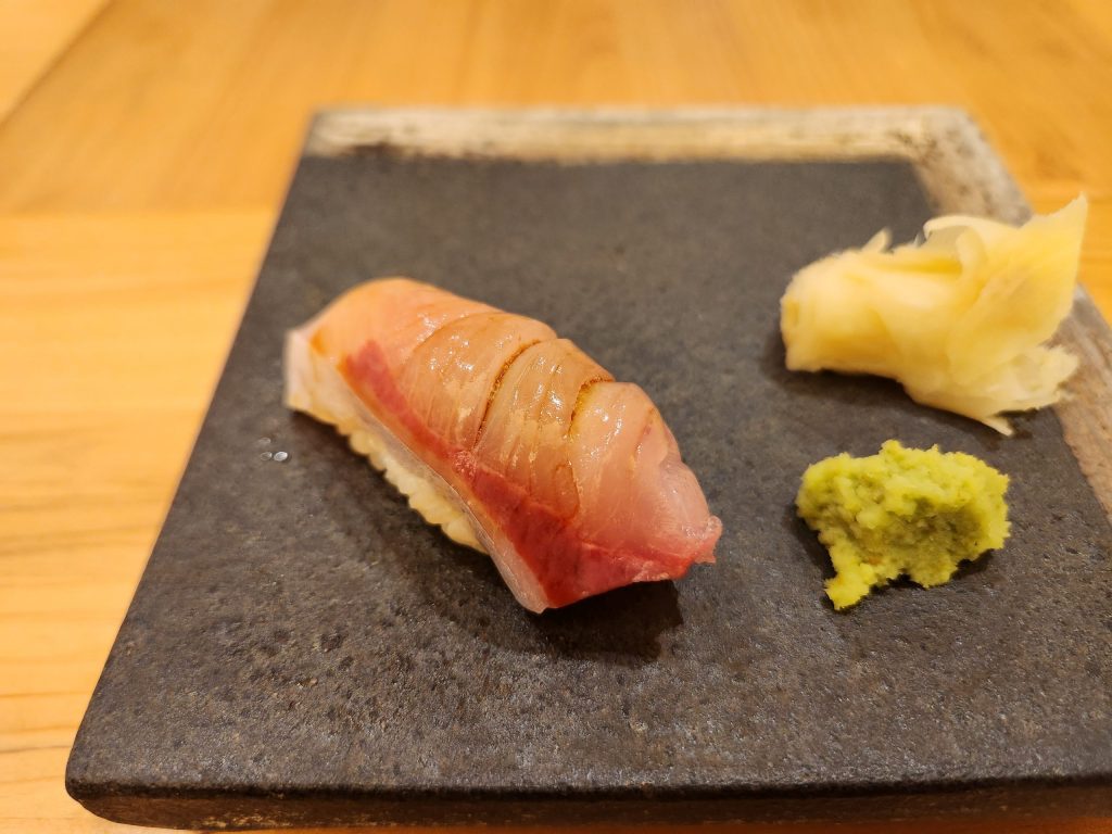 방어는 살짝 가미된 마늘향이 독특