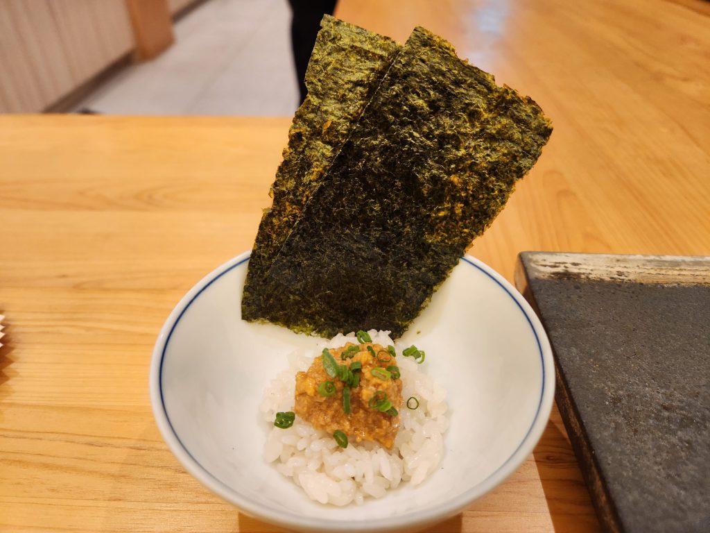 바삭한 김과 싸먹으면 맛있는 안키모 덮밥