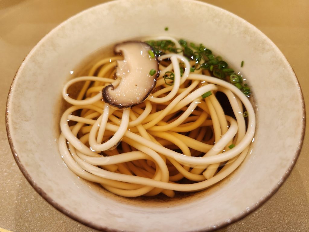 온소바는 표고향이 은은하게 나며 속을 개운하게 마무리