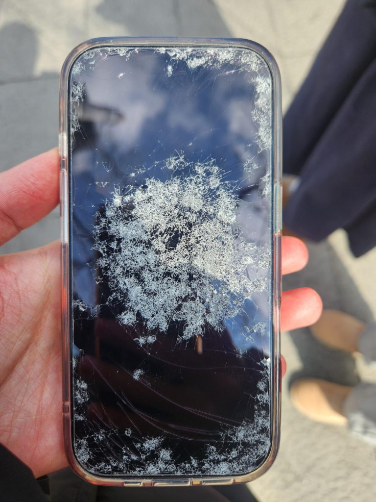 연태 여행 중 바닥에 떨어져 액정이 심하게 파손된 스마트폰 모습