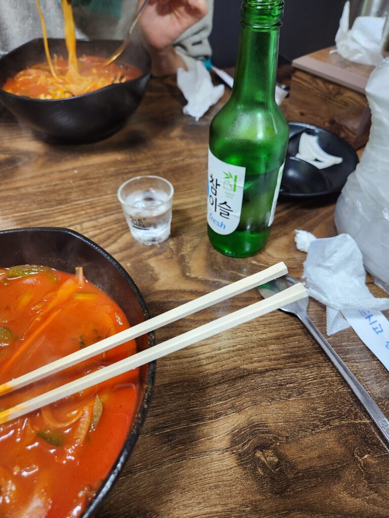 짬뽕과 함께 놓인 소주병과 술잔.