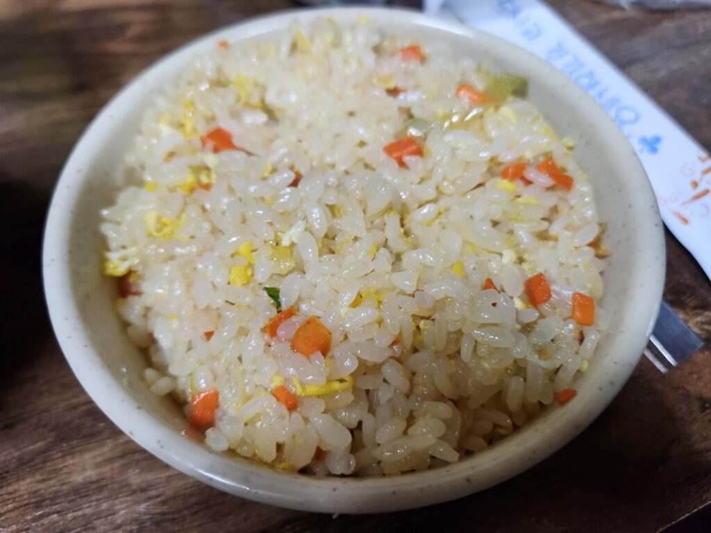 중화각의 볶음공기밥이 담긴 그릇.