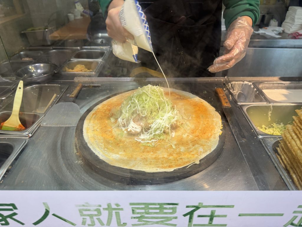 연태 완다몰 안쪽 지엔빙 앨리 만드는 장면