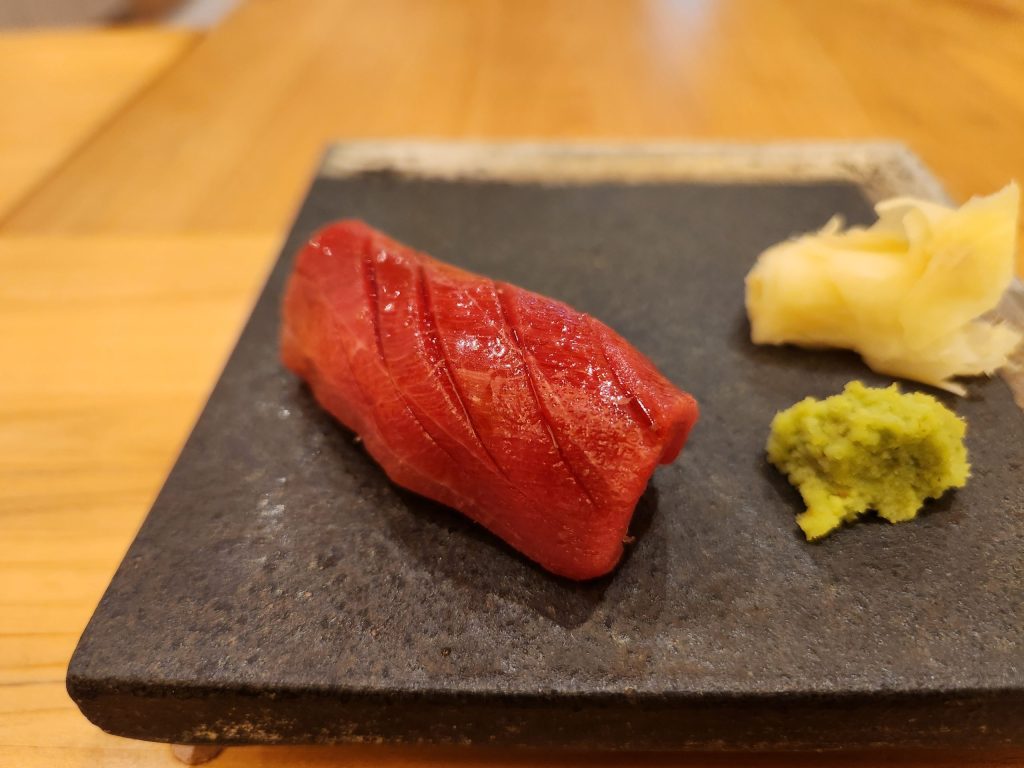 참치는 등살(아카미)인데도 꽤나 기름기를 머금고 있어 신기