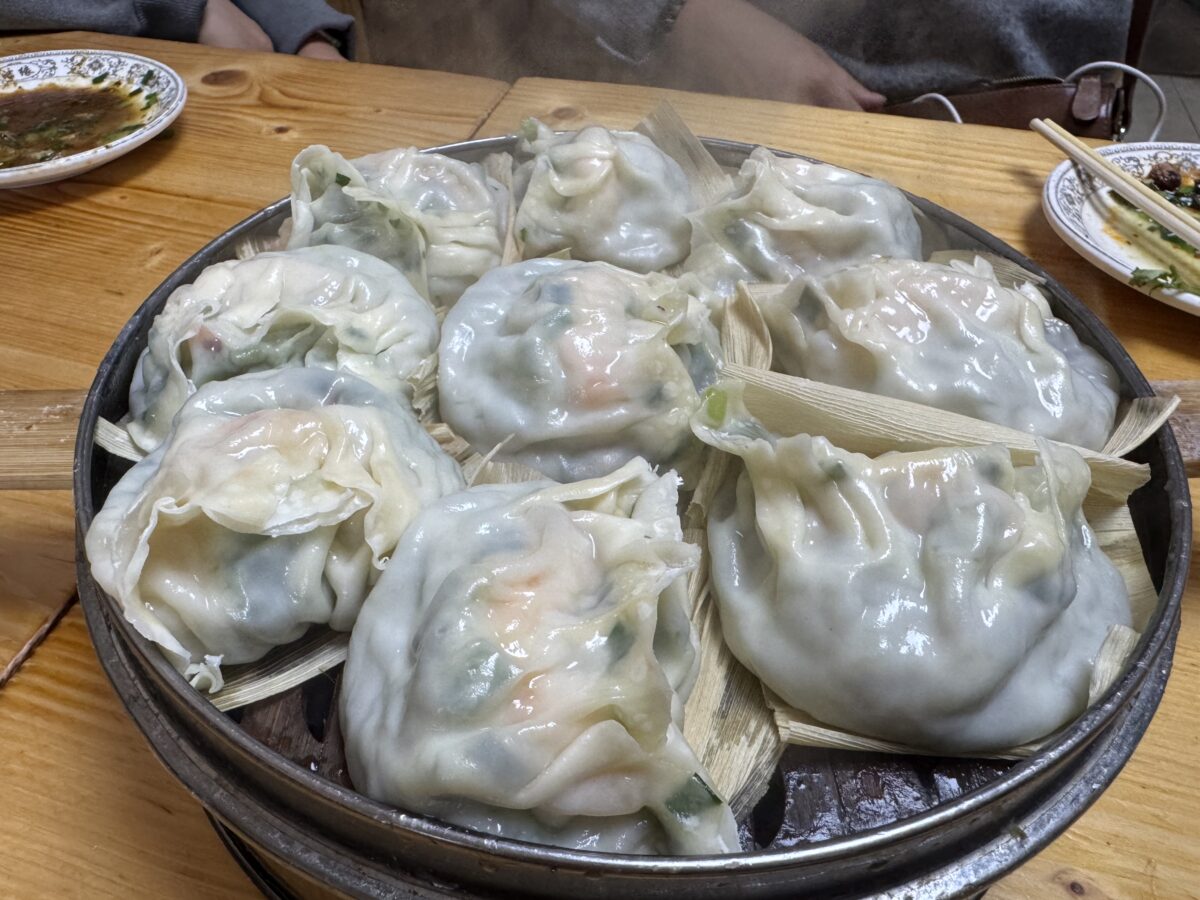 찜기에 정갈하게 담긴 낙지 새우살 만두.