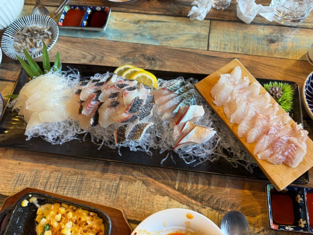 접시 위에 정갈하게 담긴 붉바리, 쥐치, 벵에돔 유비끼, 고등어회 모둠.