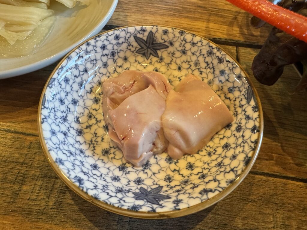 작은 종지에 담긴 부드럽고 크리미한 질감의 쥐치간.