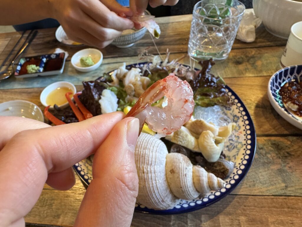 껍질이 제거되어 먹기 좋게 손질된 투명하고 탱글한 꽃새우회.