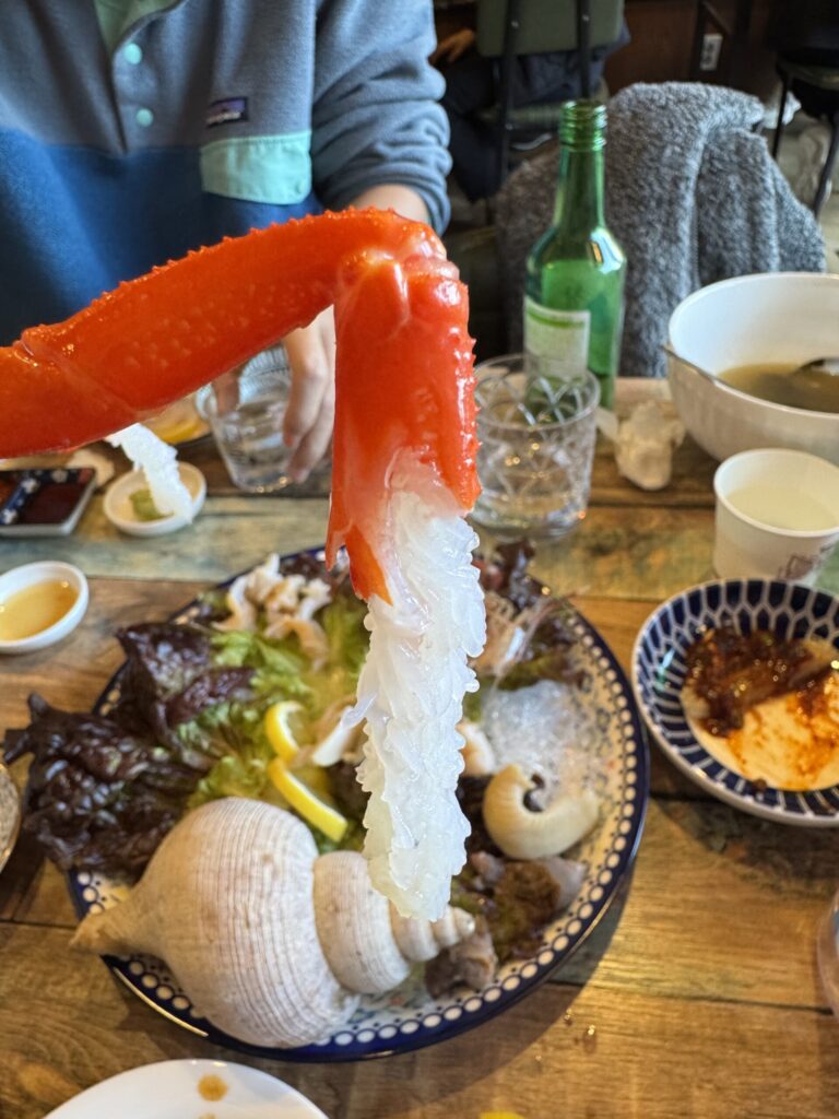 접시에 예쁘게 펼쳐진 선홍빛 홍게회.