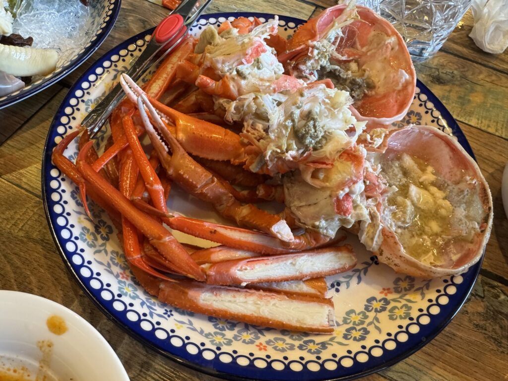 먹기 좋게 손질되어 나온 홍게찜 접시.