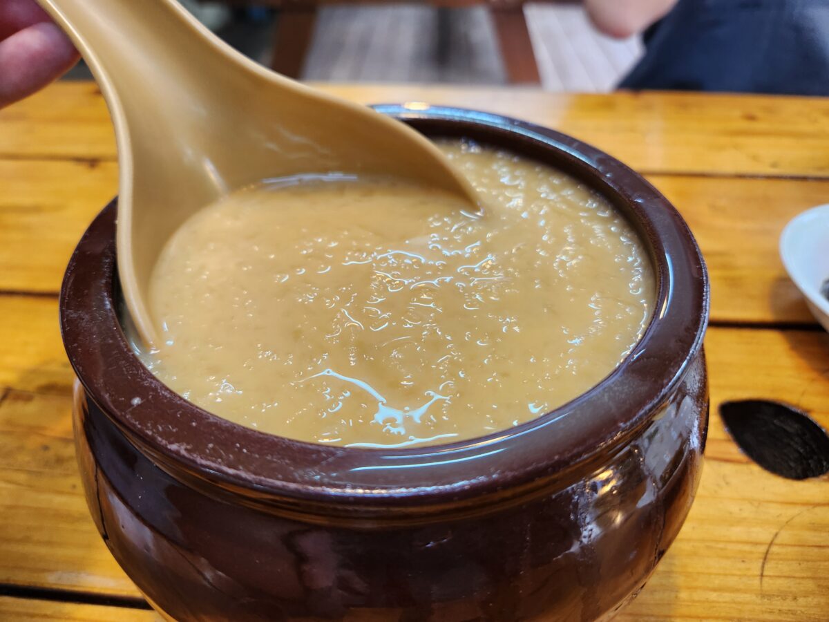 항아리에 담긴 동동주와 국자