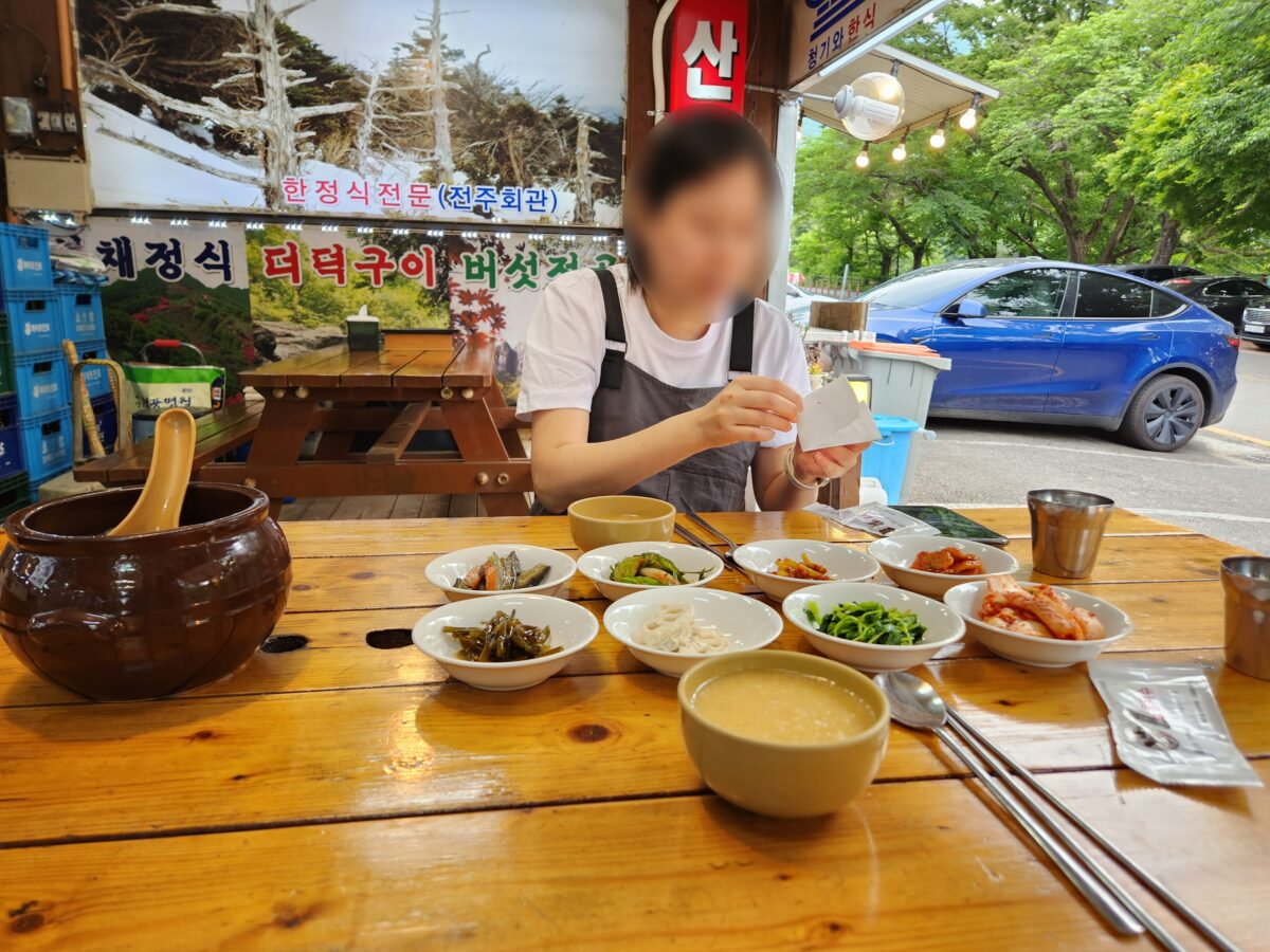 야외 테이블에서 식사를 준비하는 모습과 기본 상차림