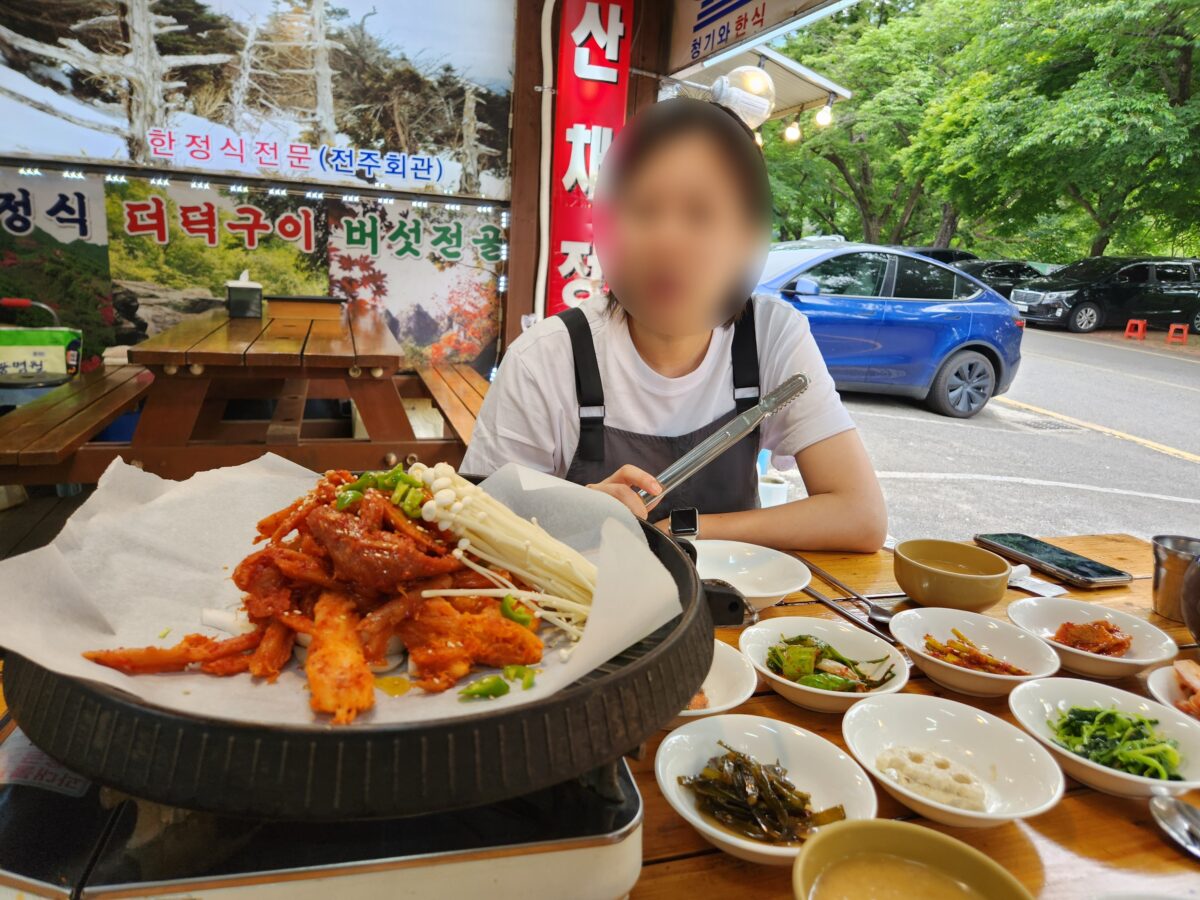 청기와한식 야외 테이블에서 식사를 기다리는 모습