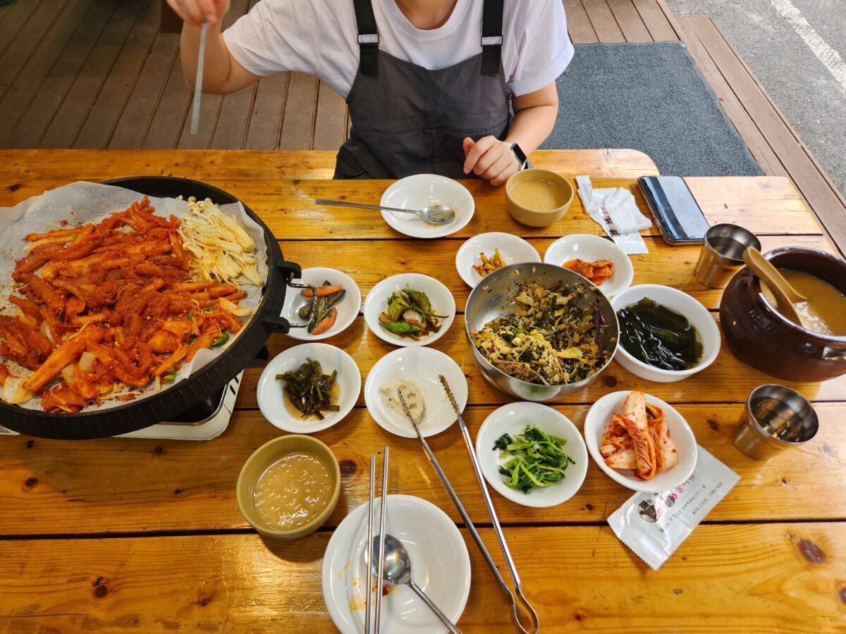 비빔밥과 더덕구이, 동동주가 어우러진 전체 식탁 차림