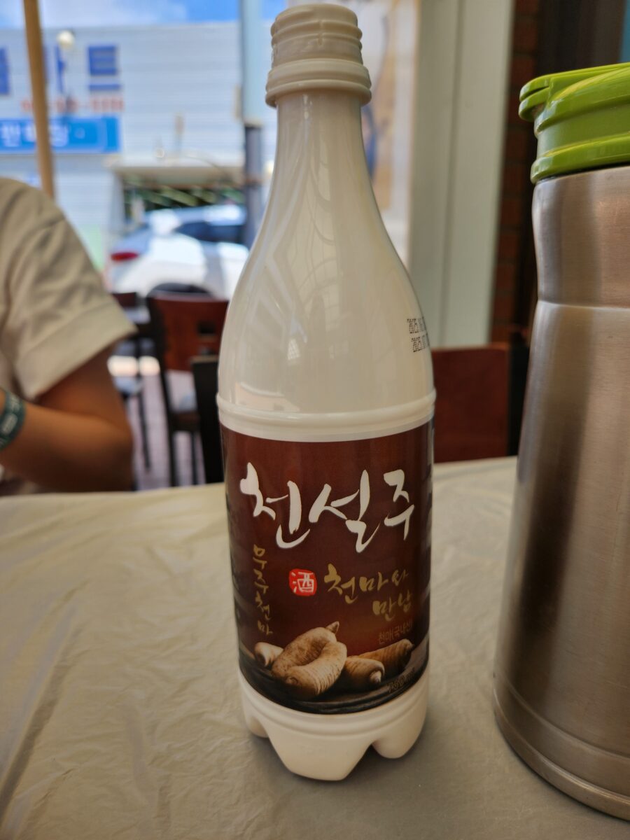 천설주 막걸리 병 클로즈업 사진.