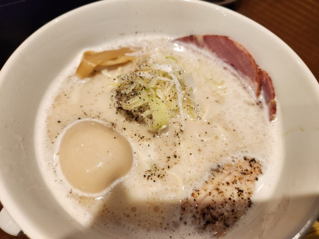 정선당의 대표 메뉴인 토리파이탄 라멘. 진한 국물 위에 수비드 닭고명과 파, 후추가 올라간 모습.