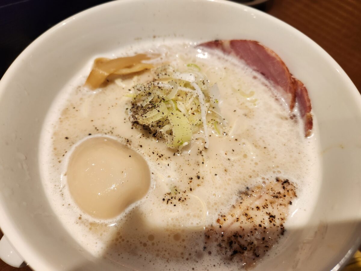 정선당의 대표 메뉴인 토리파이탄 라멘. 진한 국물 위에 수비드 닭고명과 파, 후추가 올라간 모습.