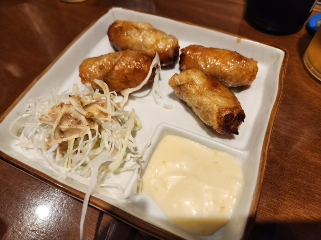 상동역 정선당의 닭껍질교자와 곁들임 샐러드, 소스가 담긴 접시.