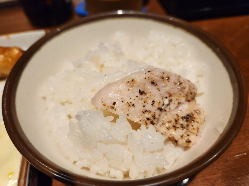 수비드 닭고명 한 점이 올라간 쌀밥 그릇.