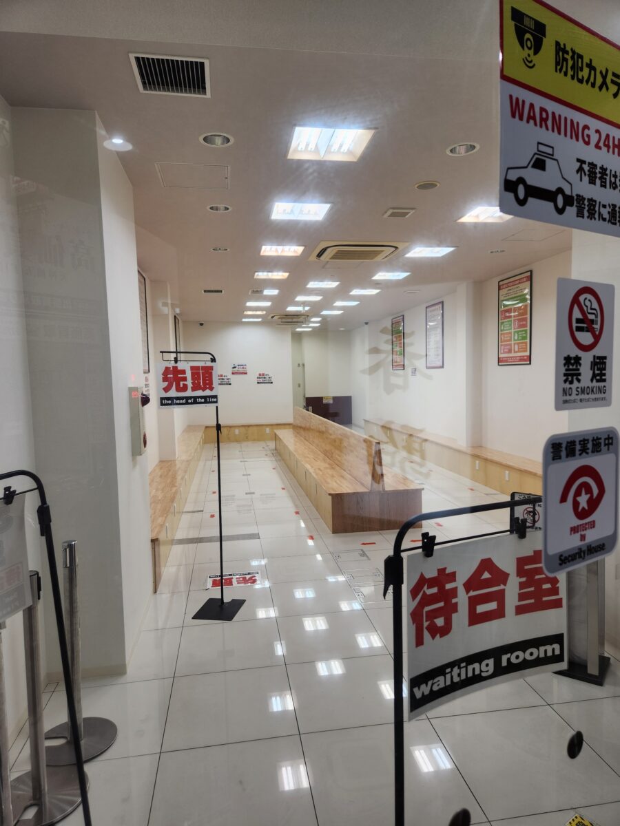 사람이 없는 텅 빈 오사카 하루코마 지점의 실내 대기 공간