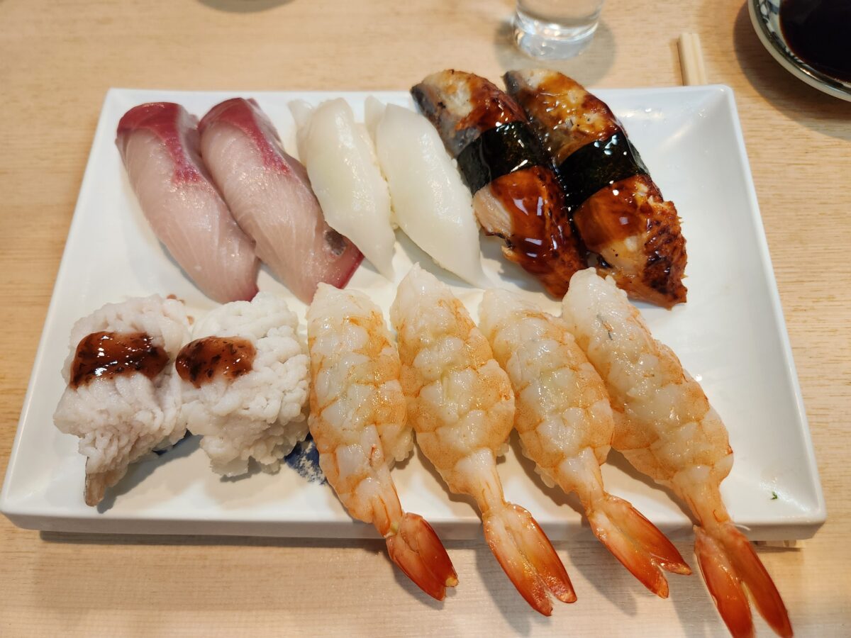 방어, 오징어, 장어, 갯장어, 새우 등이 담긴 초밥 접시