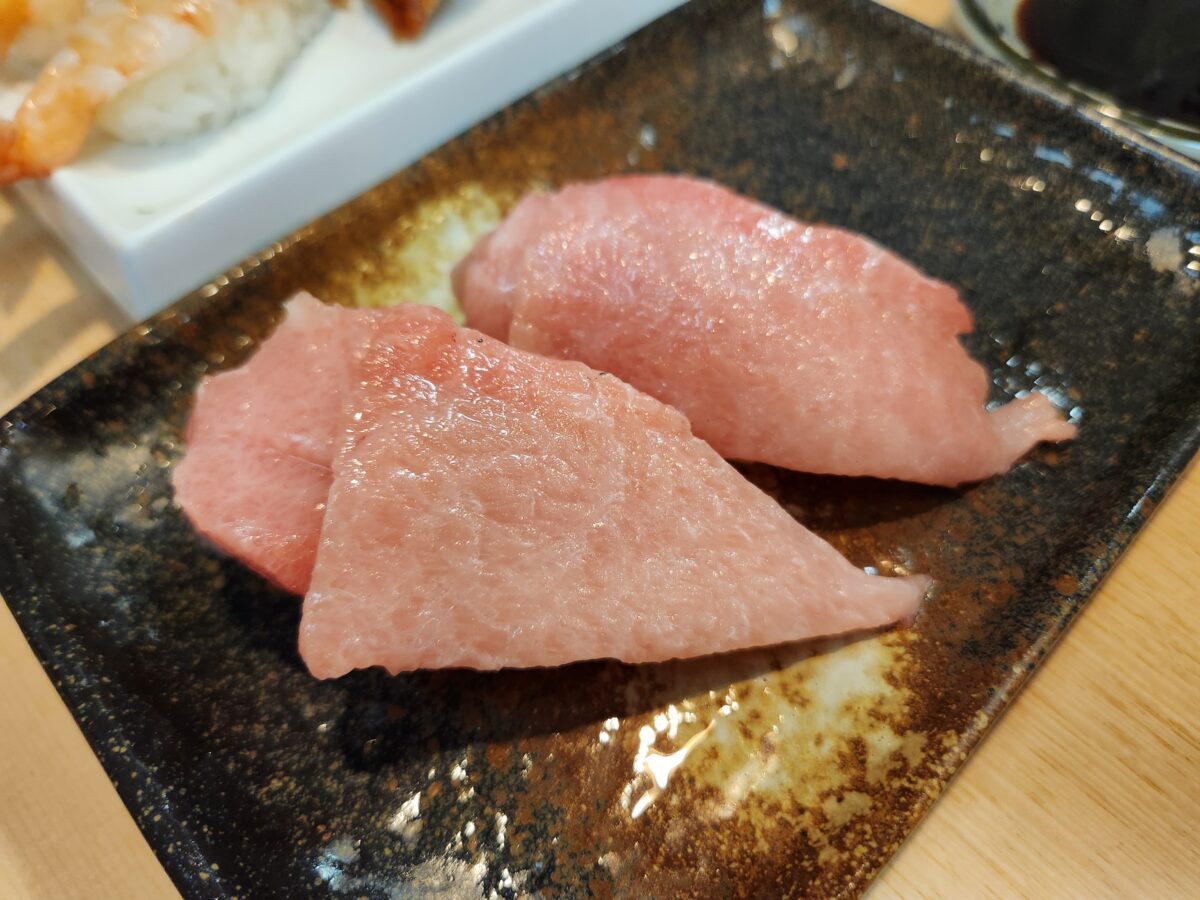 윤기가 흐르는 참치 대뱃살(오도로) 초밥