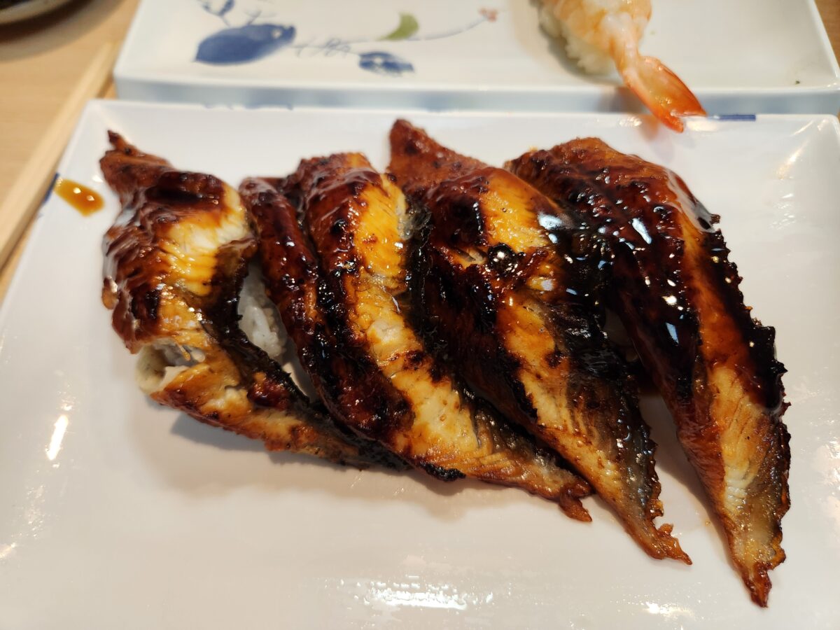 진한 소스가 발려진 먹음직스러운 상장어 초밥