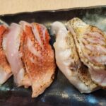 살짝 구워져서 나온 금눈돔과 눈볼대 초밥 접시