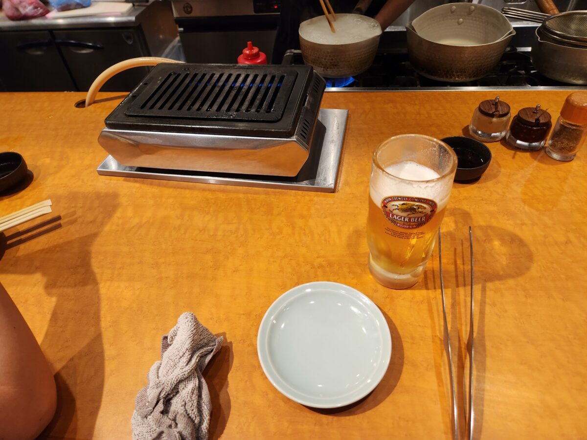 테이블 위에 놓인 맥주잔과 깔끔한 기본 세팅.