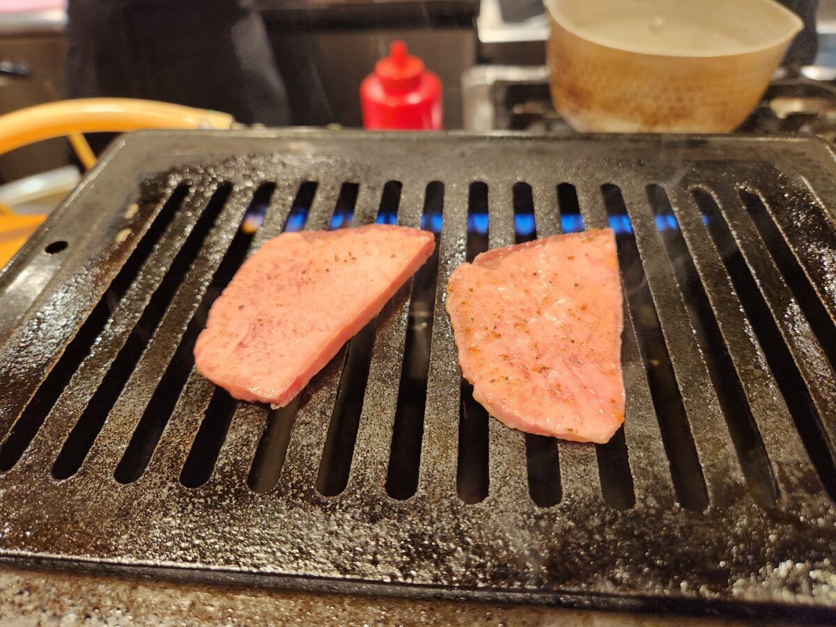 야키니쿠 불판 위에서 구워지고 있는 고기 한 점.