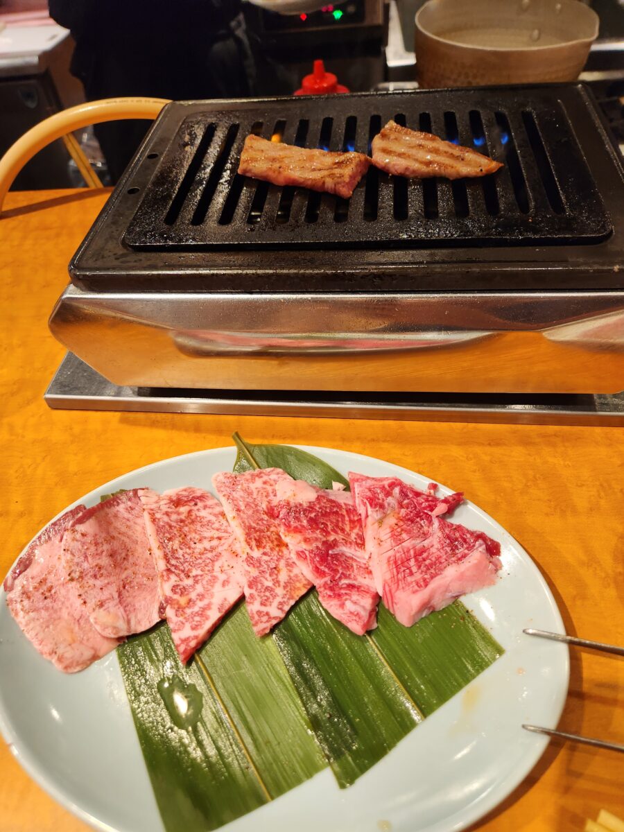 나뭇잎 위에 올려진 신선한 와규 고기.