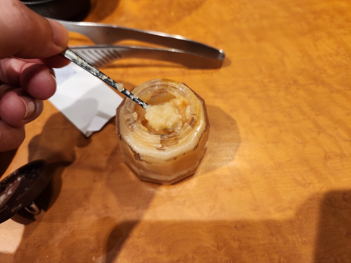 작은 유리병에 담긴 다진 마늘과 스푼.