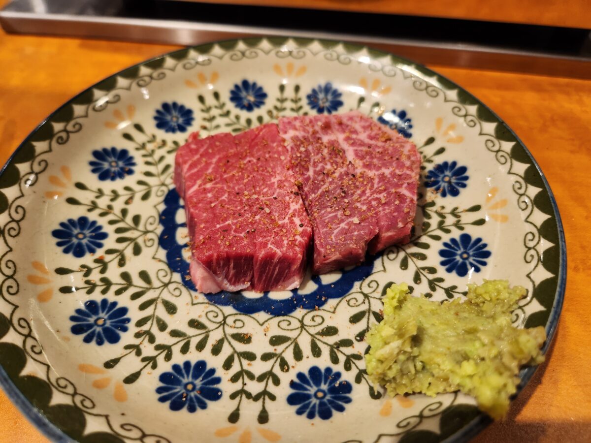 접시에 담긴 두툼하고 질 좋은 샤또브리앙 고기.