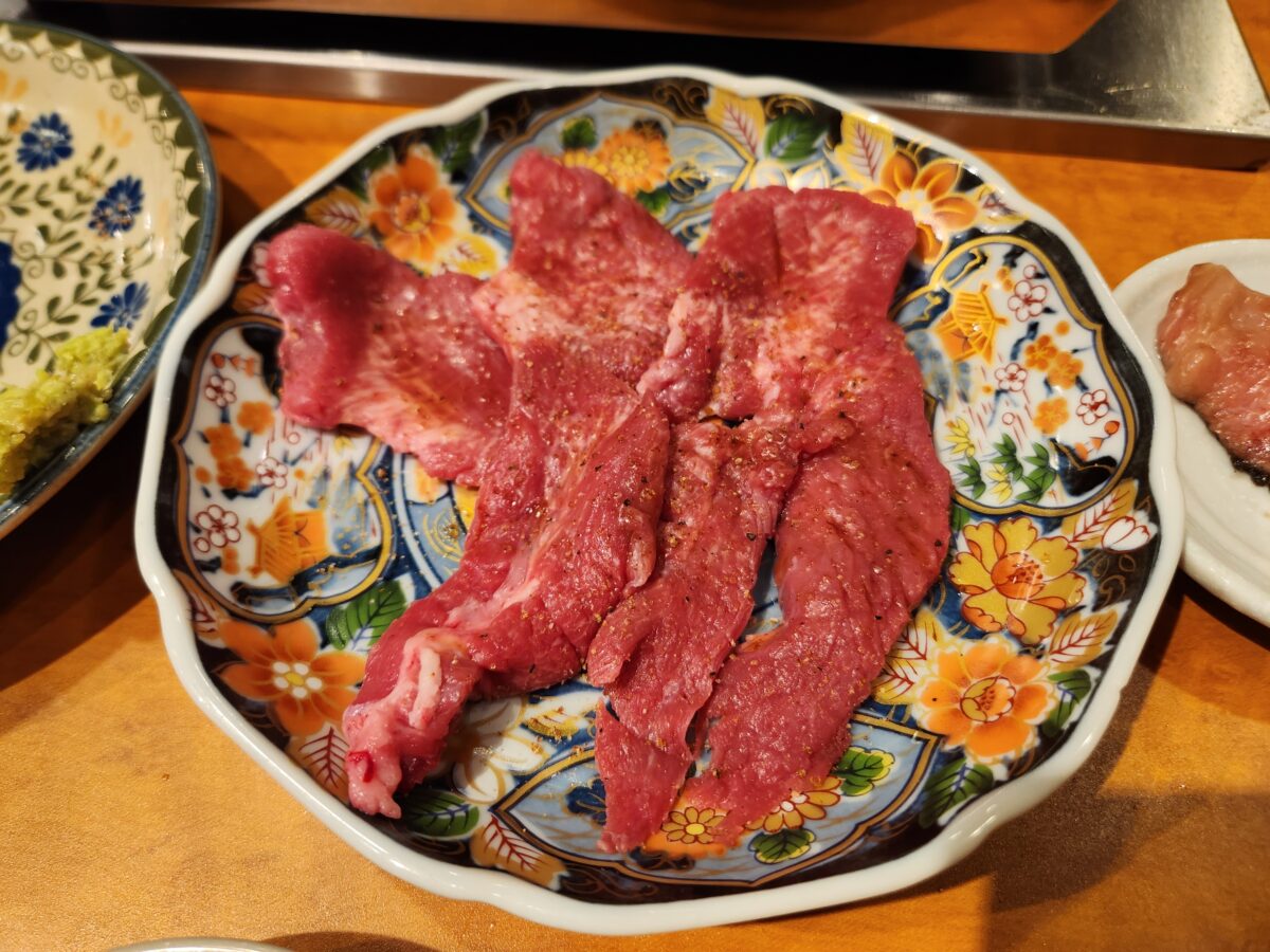 접시에 담겨 나온 붉은 빛깔의 안창살 고기.