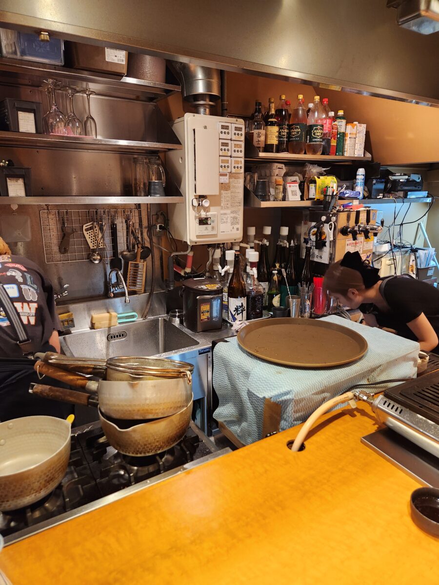 일본 오사카 야키니쿠집 '오키니 료타로'의 깔끔한 매장 내부 주방 모습.