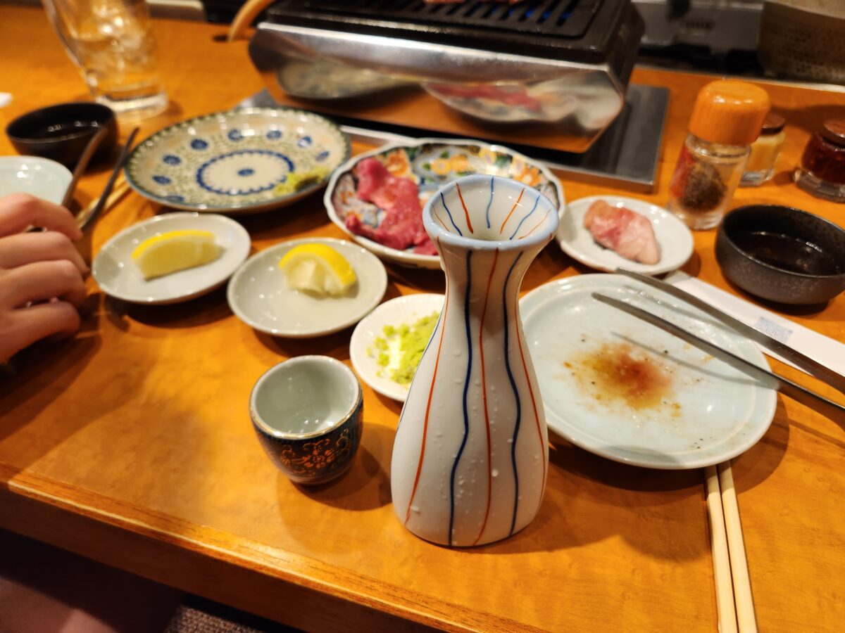 술과 고기가 차려진 야키니쿠 테이블 전경.