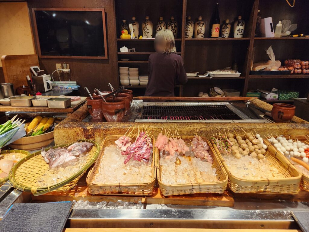 얼음 위에 재료들이 놓인 바구니와 조리 공간.