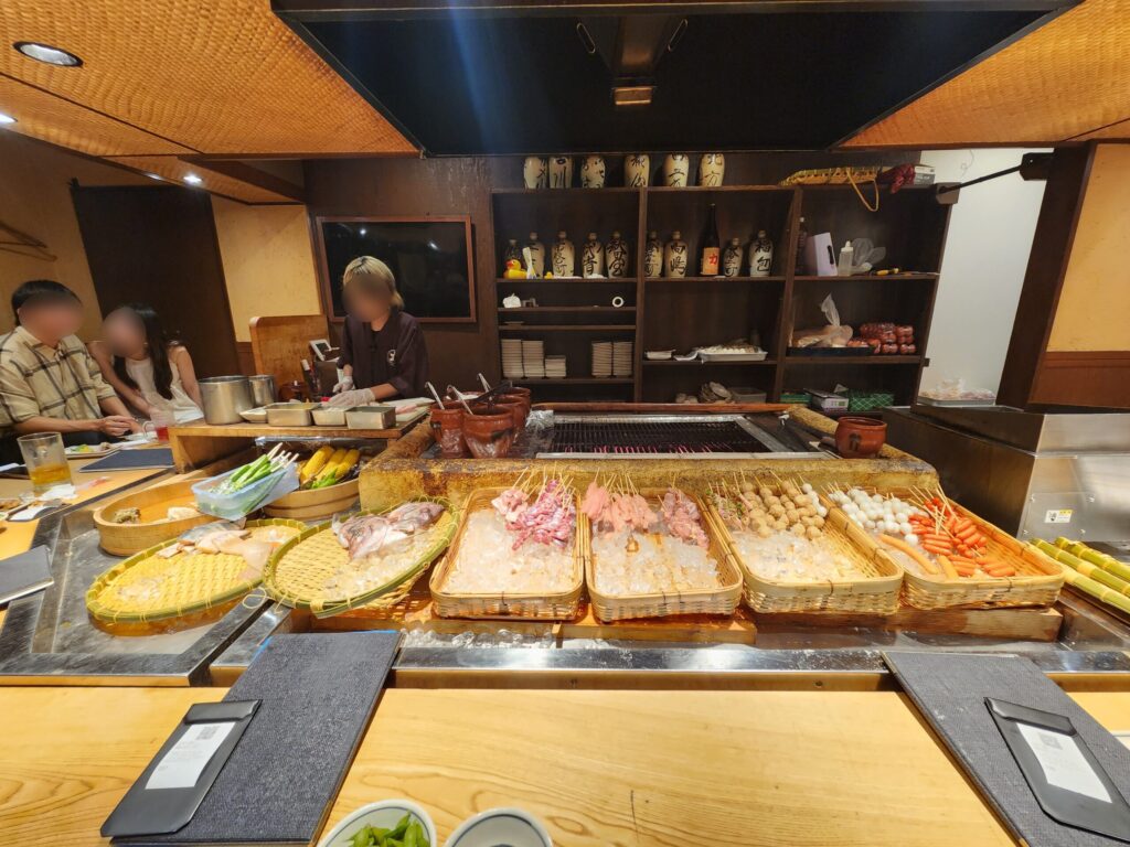 로바다야끼의 재료 바구니가 진열된 카운터 전경.