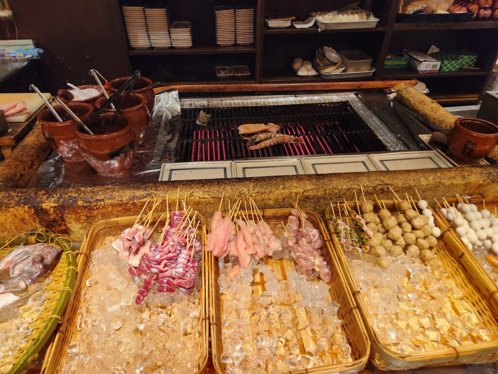 얼음 바구니에 담긴 꼬치류와 재료들.