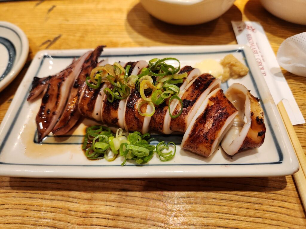 파가 올라간 오징어 통구이 요리.