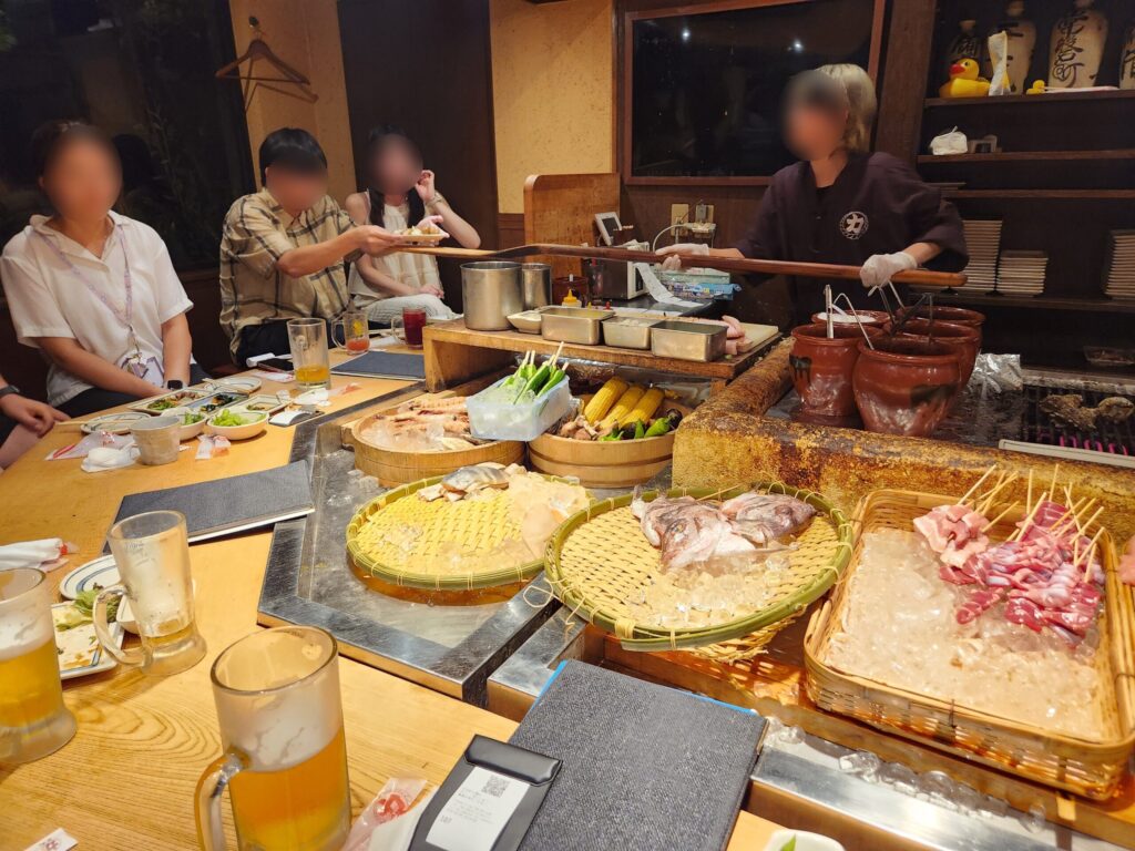 점원이 긴 주걱을 사용하여 조리된 음식을 손님에게 전달하는 장면.