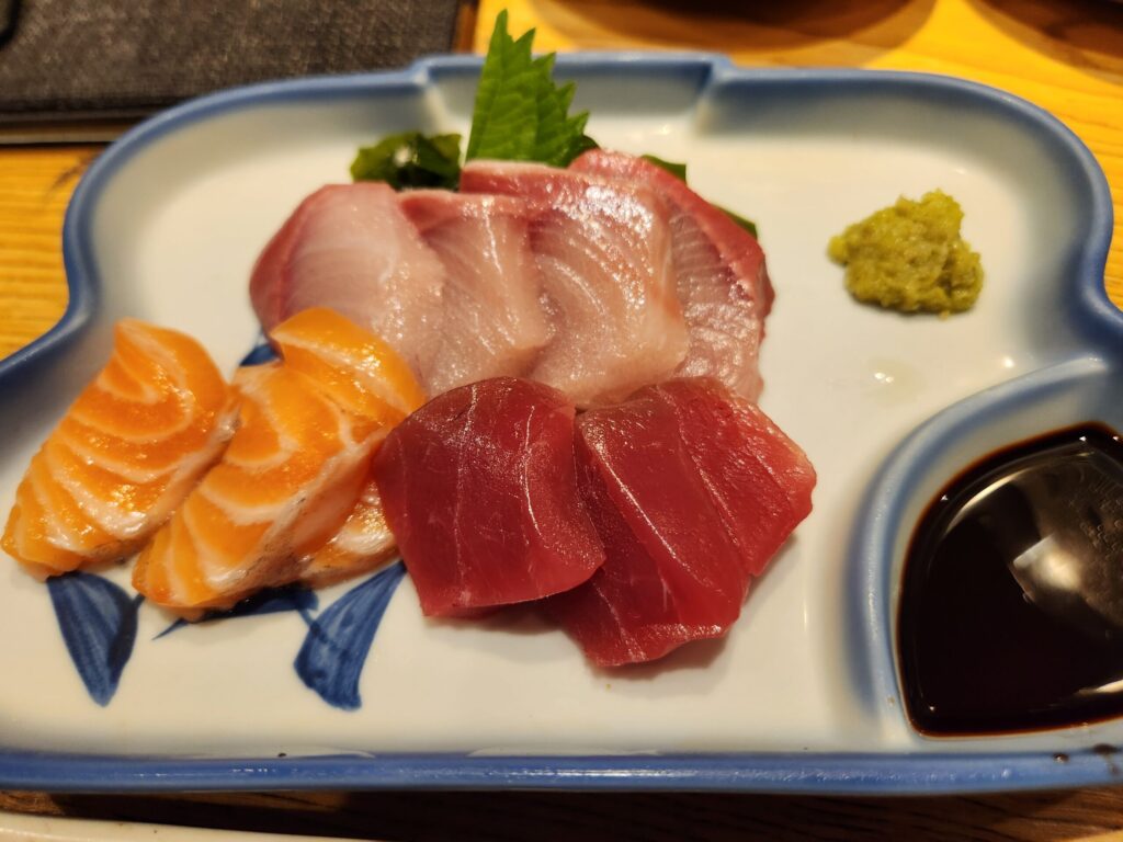 연어와 참치 등이 담긴 모둠회 접시.