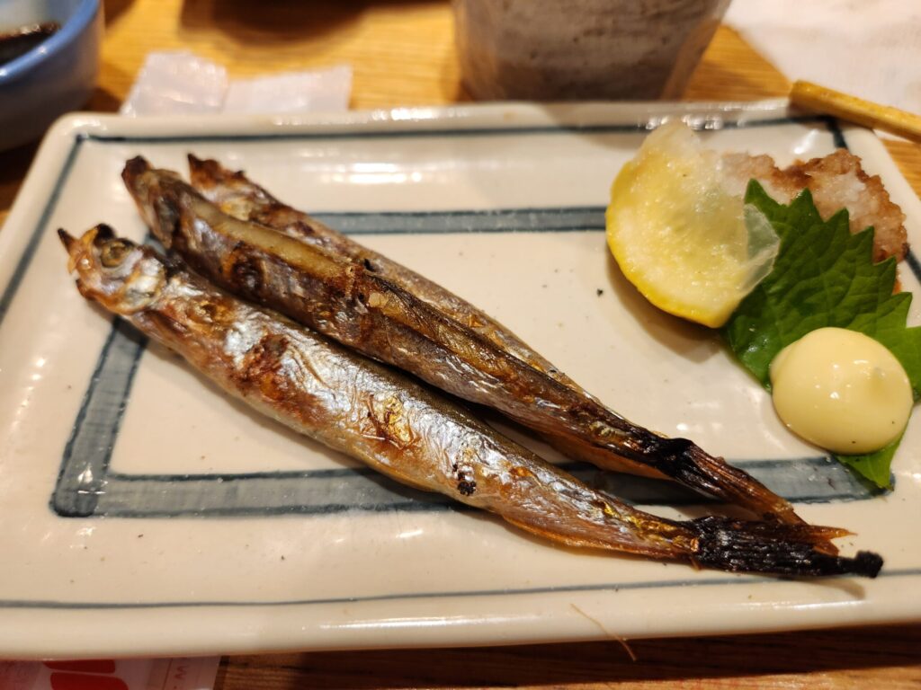 노릇하게 구워진 시샤모 구이와 소스.