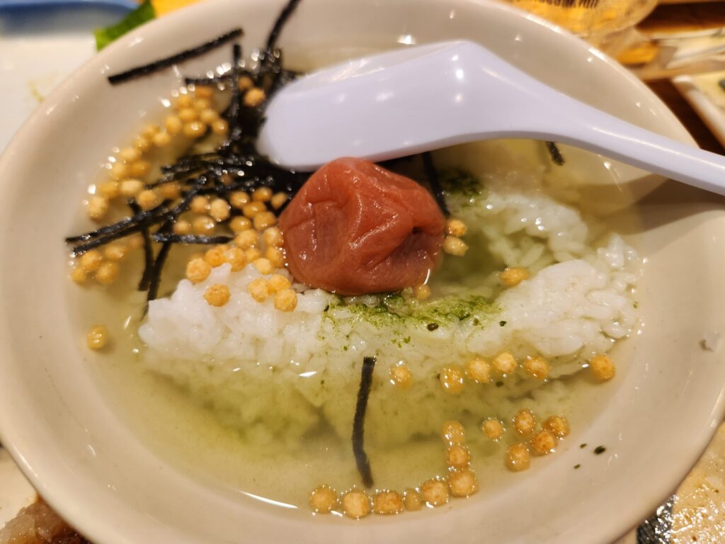 우메보시와 김가루, 깨가 올라간 오차즈케.