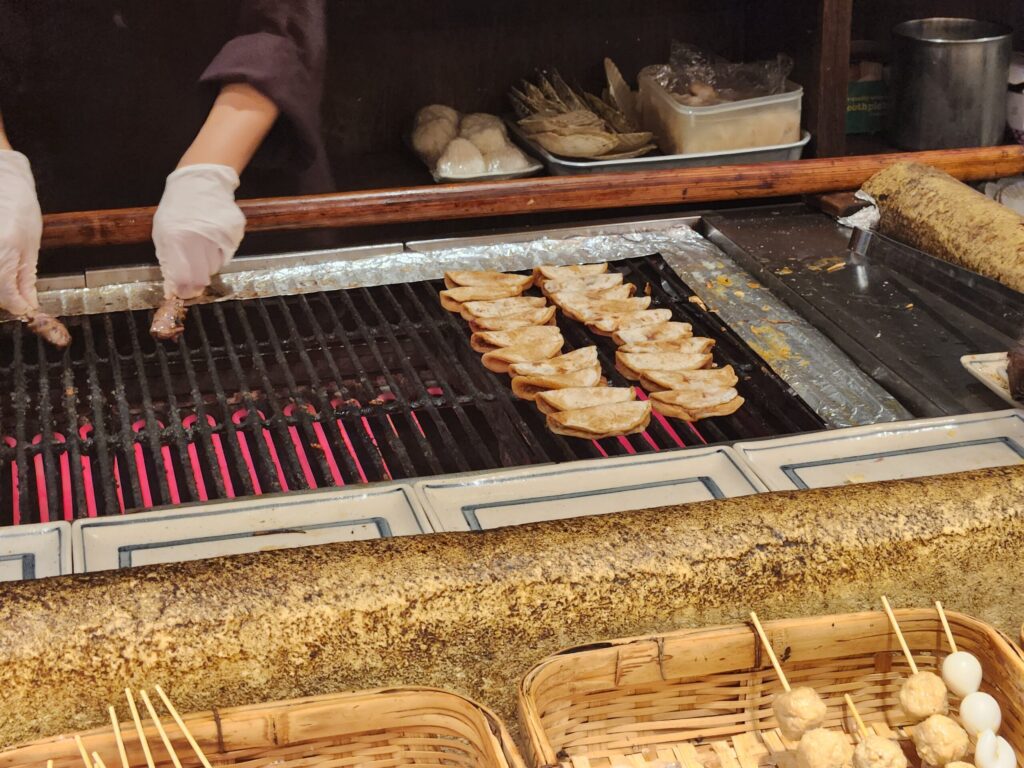 석쇠 위에서 맛있게 익어가고 있는 산마 구이.