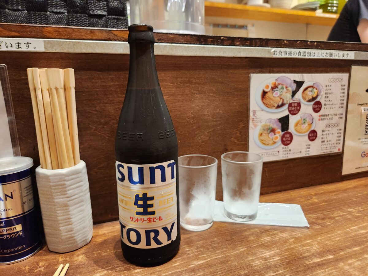 테이블 위에 놓인 산토리 병맥주와 빈 잔들.